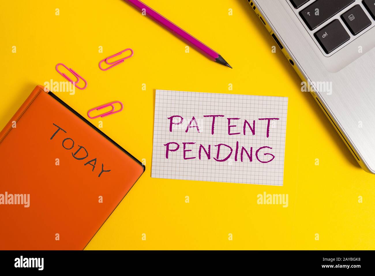 Handschrifterschreiben Patent ausstehend. Konzept bedeutet, dass die Anfrage bereits eingereicht wurde, aber noch nicht gewährt wurde, um Schutz zu gewährleisten Laptop cl Stockfoto