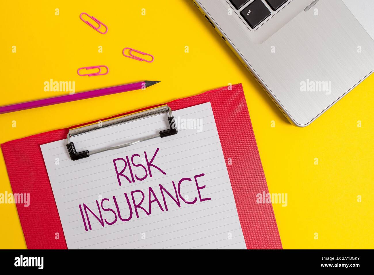 Textzeichen mit Risikoversicherung. Konzeptfoto die Möglichkeit von Schäden gegen die Haftpflichtversicherung Slim Metallic l Stockfoto