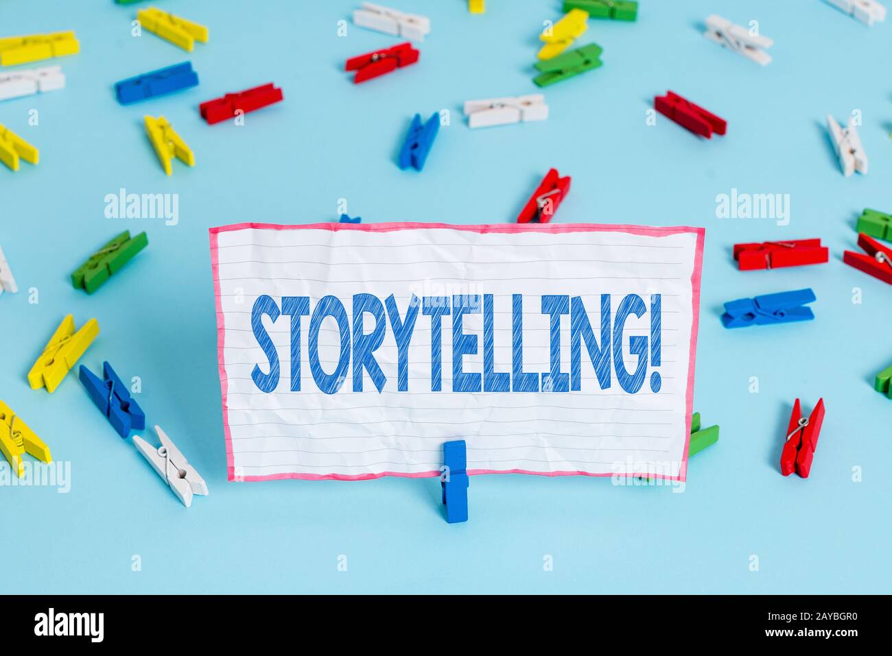 Konzeptionelles Handschreiben mit Storytelling. Aktivität zum Schreiben von Textnachrichten für geschäftliche Fotos, um sie öffentlich zu veröffentlichen. Stockfoto