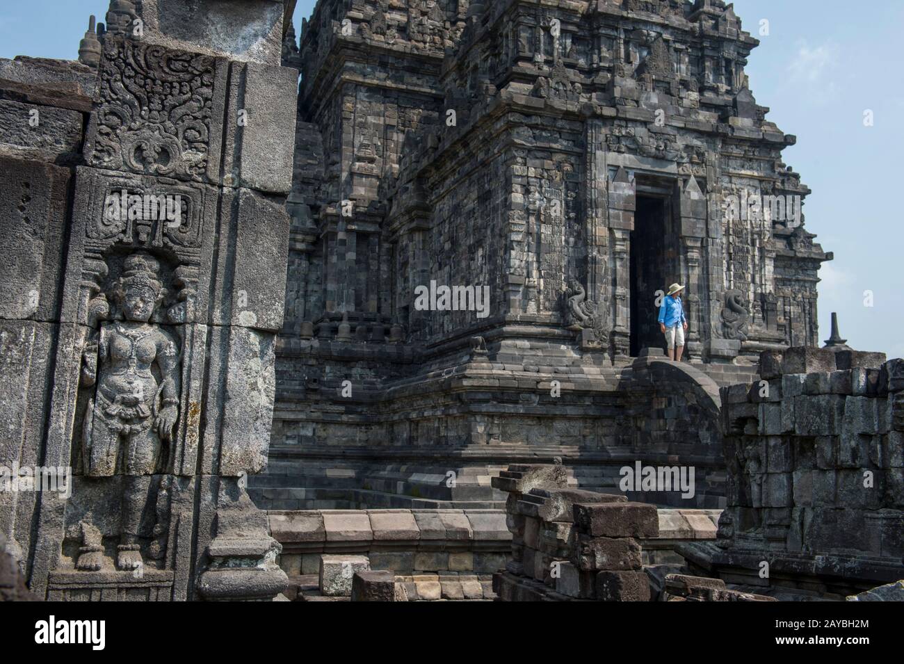 Ein Tourist (Modellfreigabe 20020923-10) am Sewu-Tempel (Candi Sewu) (Teil des UNESCO-Welterbes von Prambanan) geht auf den 8 Stockfoto