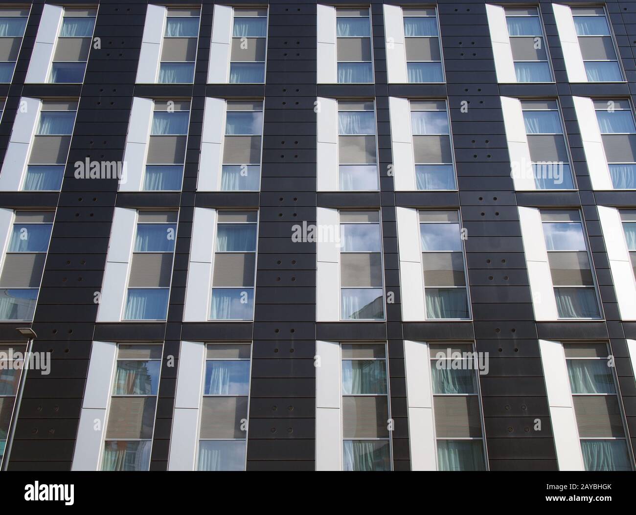 Blick auf die Fassade eines großen schwarz-weiß-modernen Geschäftshauses mit sich wiederholenden Fenstern und Stockfoto