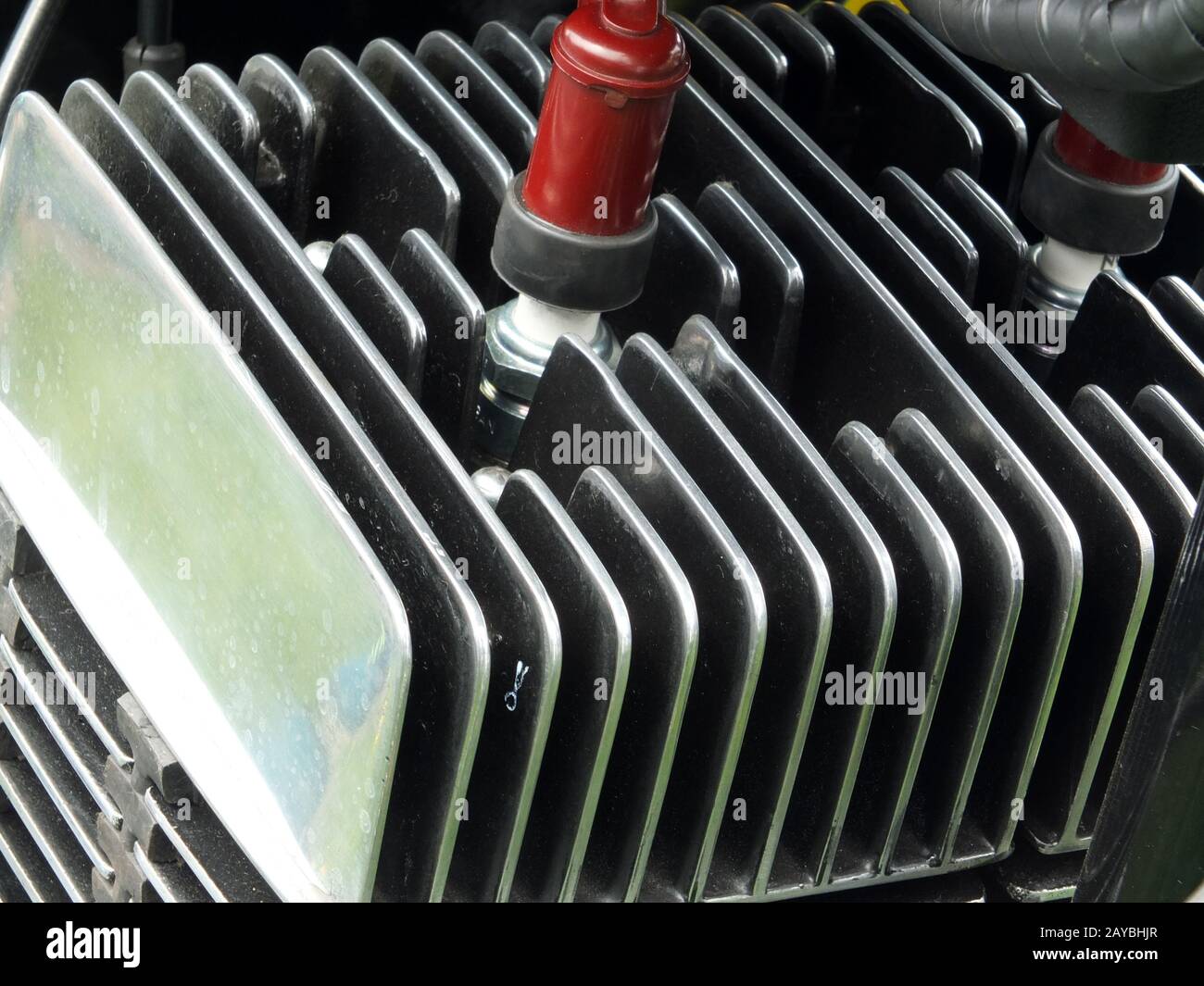Nahaufnahme der Zündkerzen im Motorblock eines alten Zweizylinder-Motorrads Stockfoto