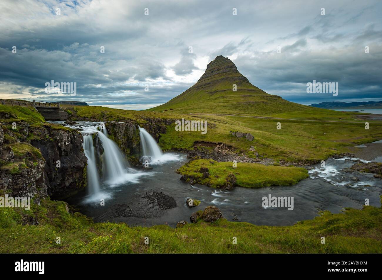 Kirkjufellsfoss Wasserfall und Berg Kirkjufell, Island Stockfoto