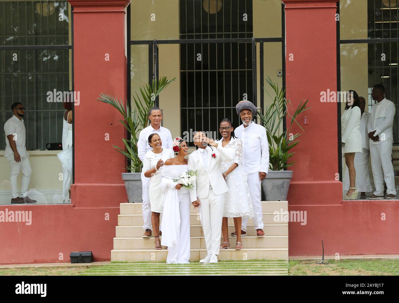 Port OF SPAIN, TRINIDAD - 14. FEBRUAR: Soca Recording Artist Machel Montato und Ehefrau Renee posieren mit Familienmembrs nach einer kurzen Zeremonie in der Stockfoto