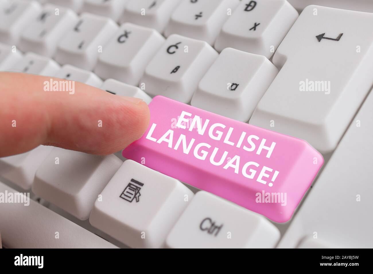 Handschriftertext in englischer Sprache. Konzept bedeutet nach der chinesischen und spanischen weißen pc-Tastatur den dritten nativen Klang der Welt Stockfoto