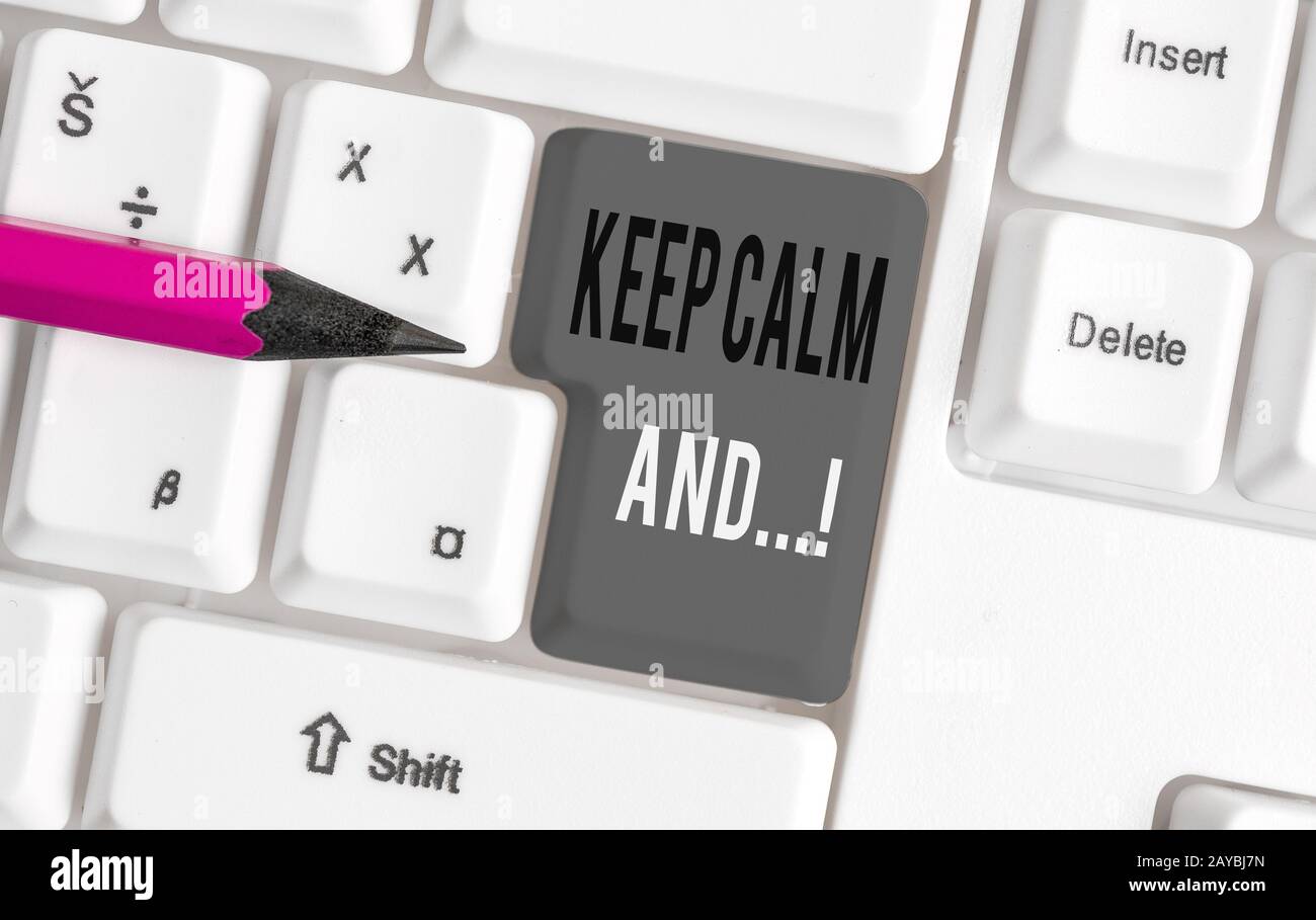 Handschriftertext ruhig und. Konzept bedeutet Motivationsplakat, das von der britischen Regierung produziert wurde, weiße pc-Tastatur mit leerem Stockfoto