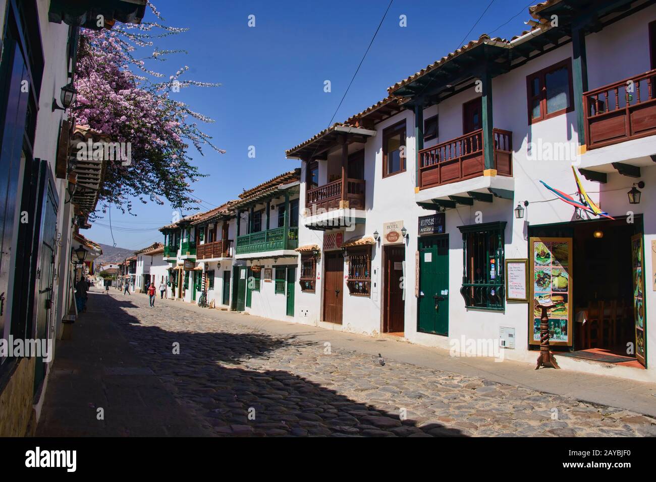 Gepflasterte Straßen in der bezaubernden kolonialen Villa de Leyva, Boyaca, Kolumbien Stockfoto