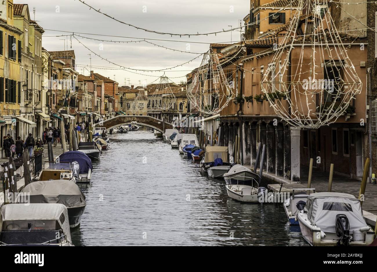 Malerischer Rio dei Vetrai mit Booten auf Murano Stockfoto