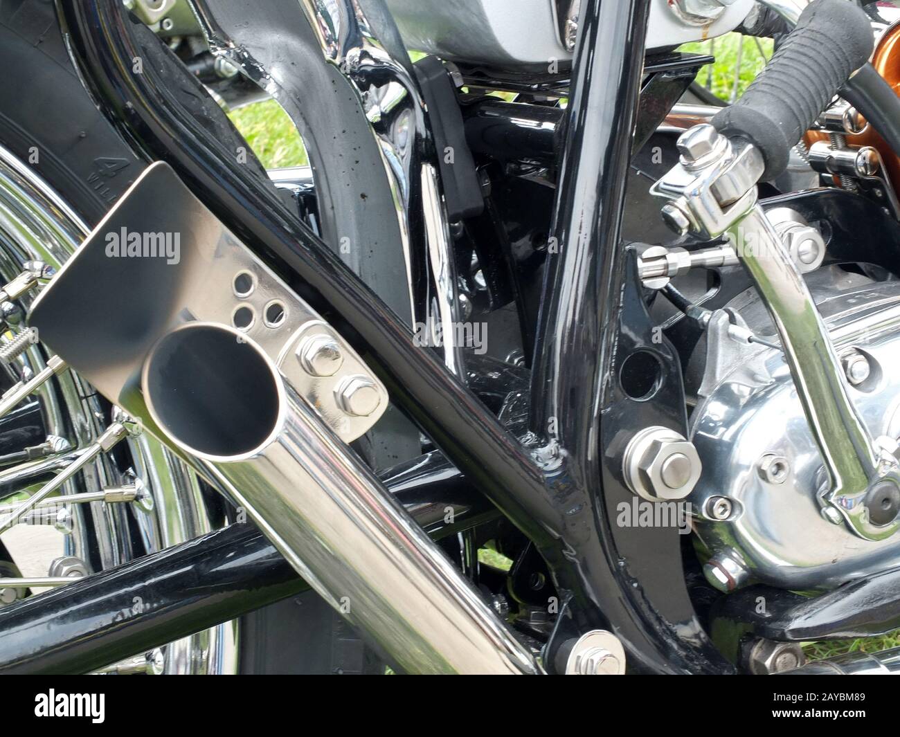 Nahaufnahme des Motors und des verchromten Auspuffrohrs eines Motorrades vom Typ 1970er Jahre nach Maß Stockfoto