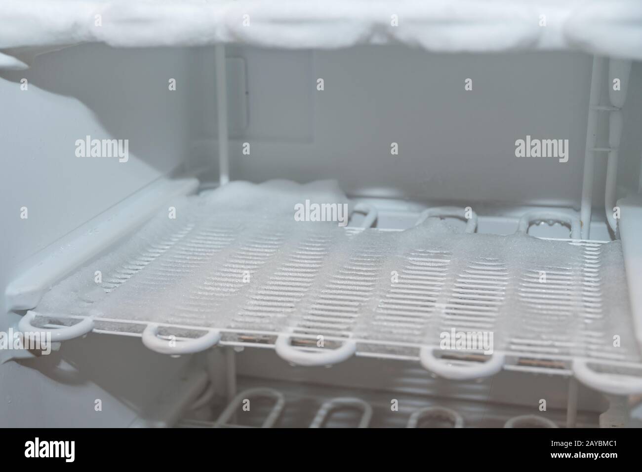 Eiskühlschrank - Nahaufnahme des Gefrierschranks mit Eisbeschichtung Stockfoto