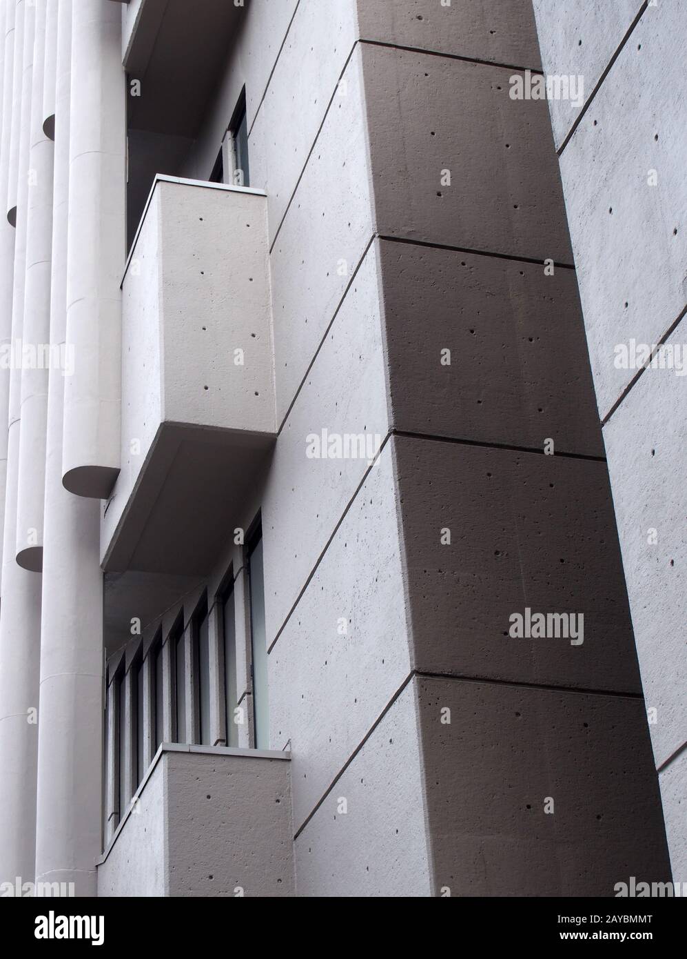 Winkel Ecken und geometrische Formen an der Außenwand eines Betonbrutalbaus der 1960er Jahre Stockfoto