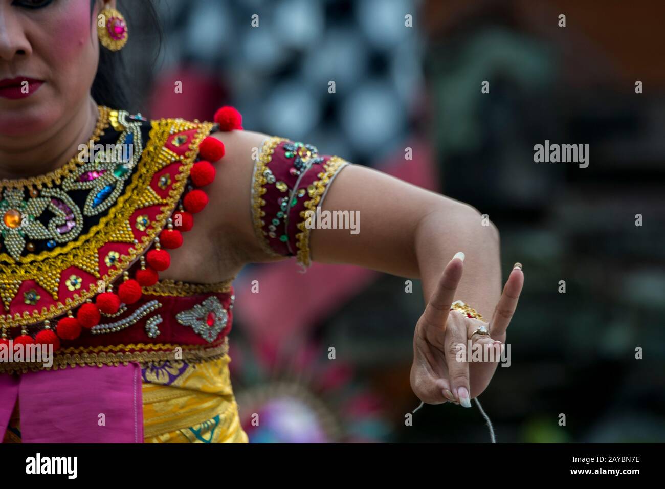 Nahaufnahme der Hand- und Fingerbewegungen einer Darstellerin während des Barong- und Kris-Tanzes, der einen Kampf zwischen gutem und bösem Geist erzählt, p Stockfoto