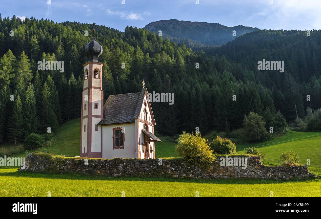 St.-Johannis-Kirche vor den Geisler Berge, Villnösser Tal, Dolomiten, Italien Stockfoto