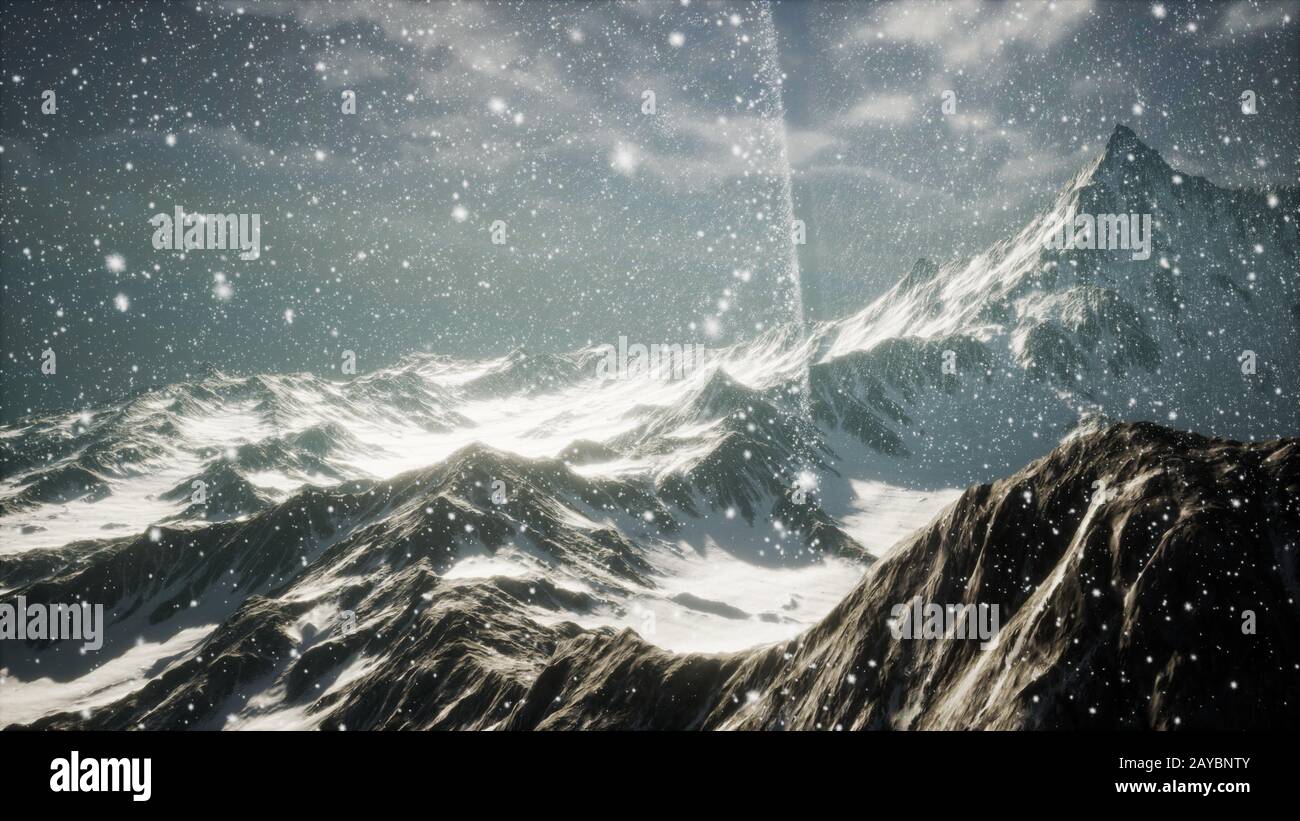 Starker Schneefall, konzentrierte sich auf die Schneeflocken, Berge im Hintergrund Stockfoto