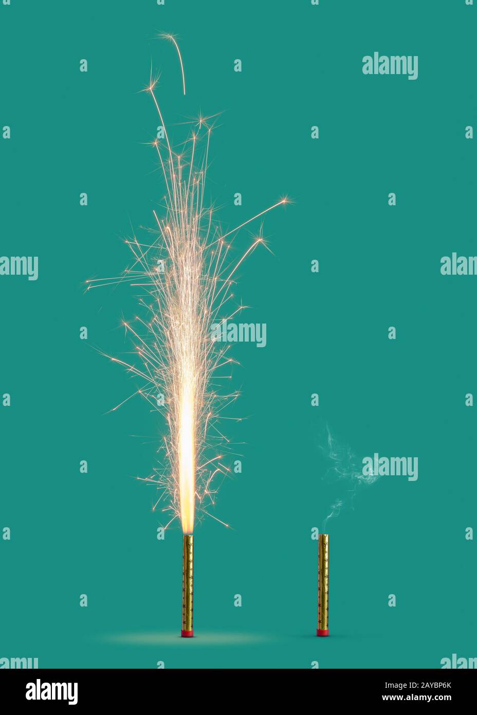 Zwei Feuerwerke brannten und brannten auf türkisfarbenem Hintergrund. Stockfoto