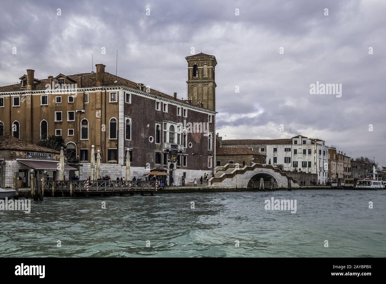 Morgenblick auf die Stadt auf dem Wasser Stockfoto