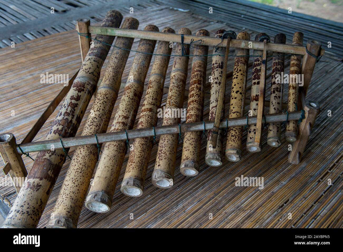Ein Xylophon aus Bambus im Tenganan-Dorf in Ostbali, Indonesien  Stockfotografie - Alamy
