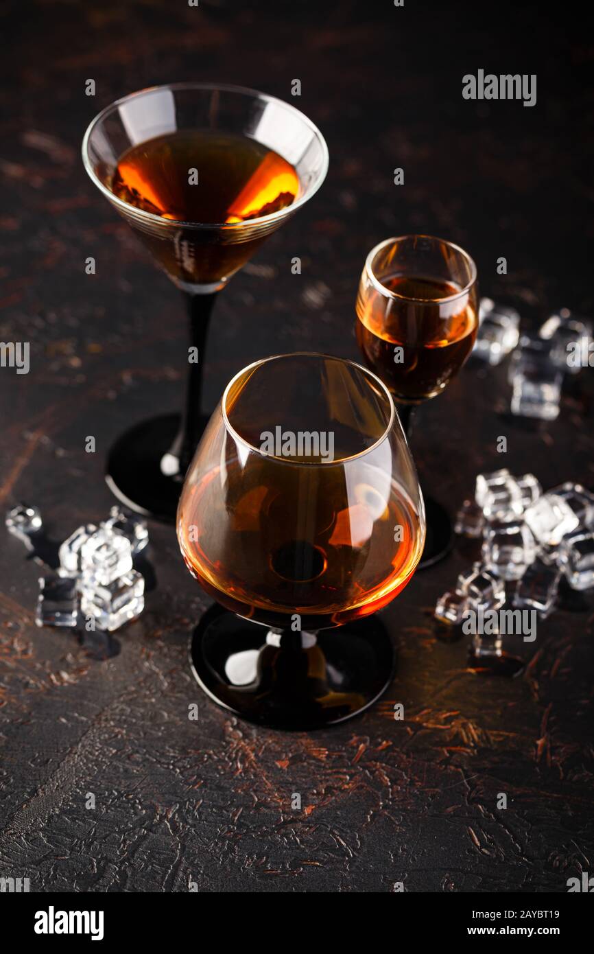 Set mit starken alkoholischen Getränken in Gläsern Stockfoto
