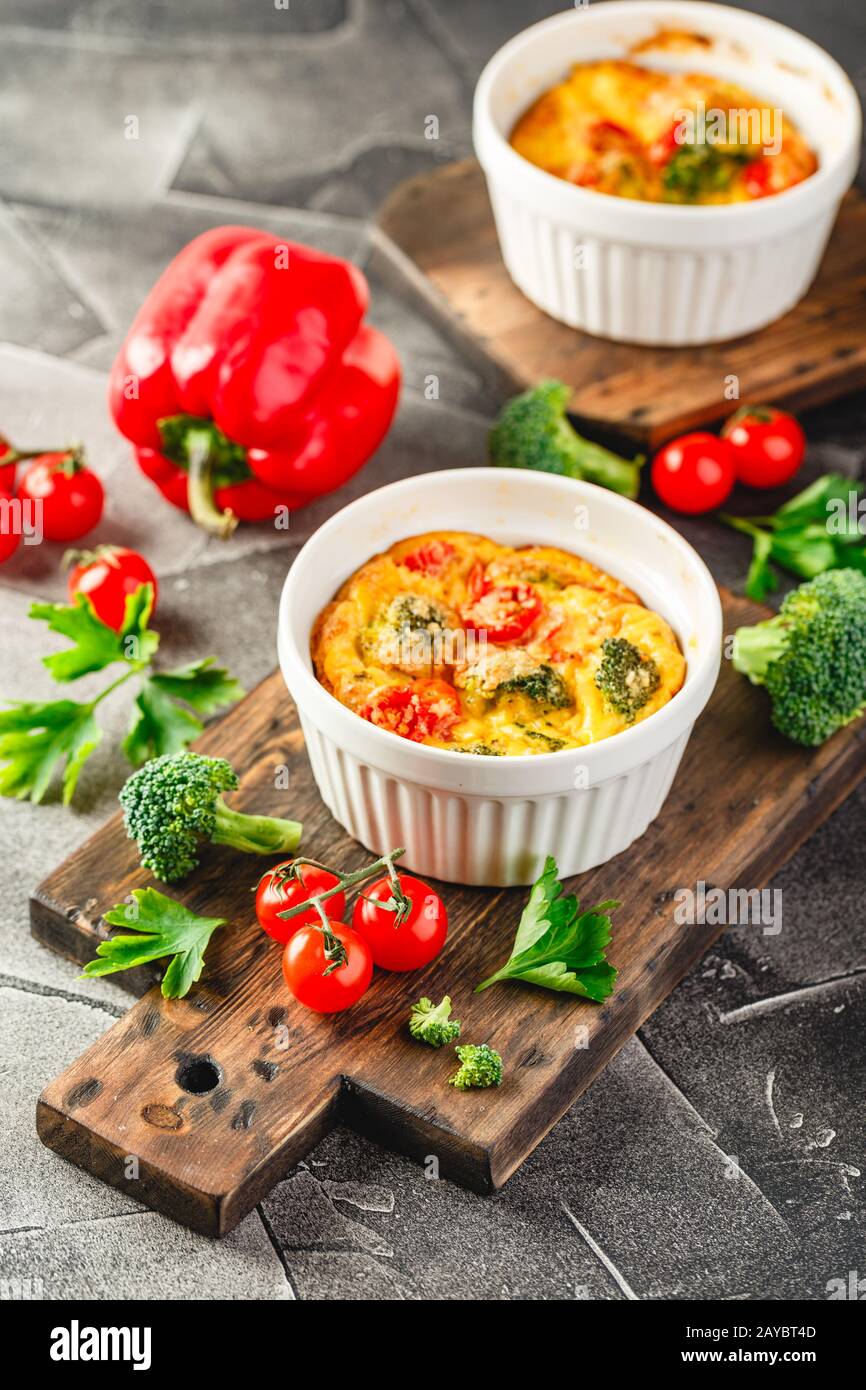 Gemüse frittata mit Brokkoli, rote Paprika und rote Zwiebel in Gusseisen Skillet. Ansicht von oben Stockfoto