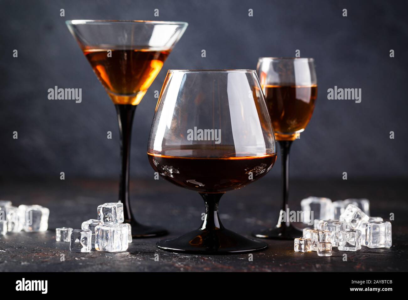 Set mit starken alkoholischen Getränken in Gläsern Stockfoto