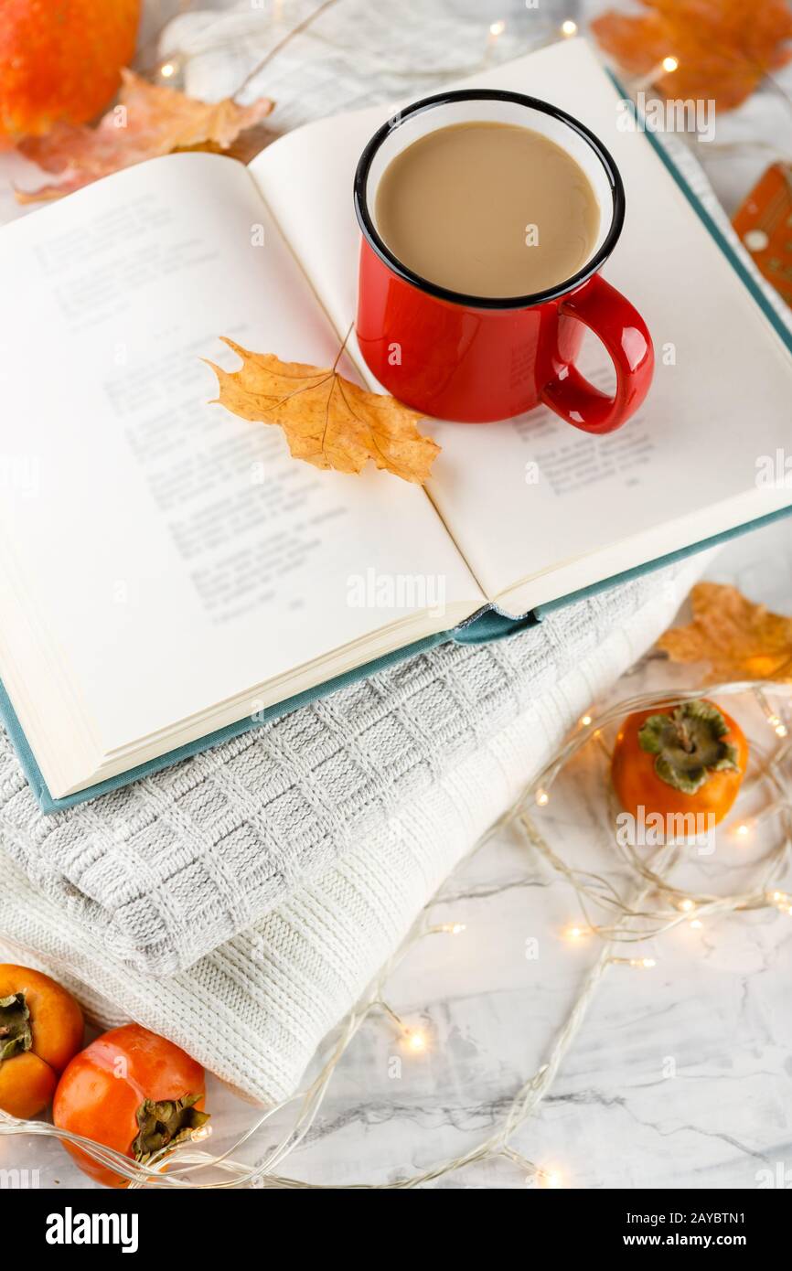 Herbst Licht Stillleben mit Kaffee und Buch Stockfoto