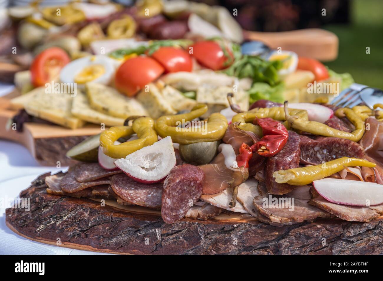 Abwechslungsreiches Essen - rustikale kalte Platte - Buffet Stockfoto