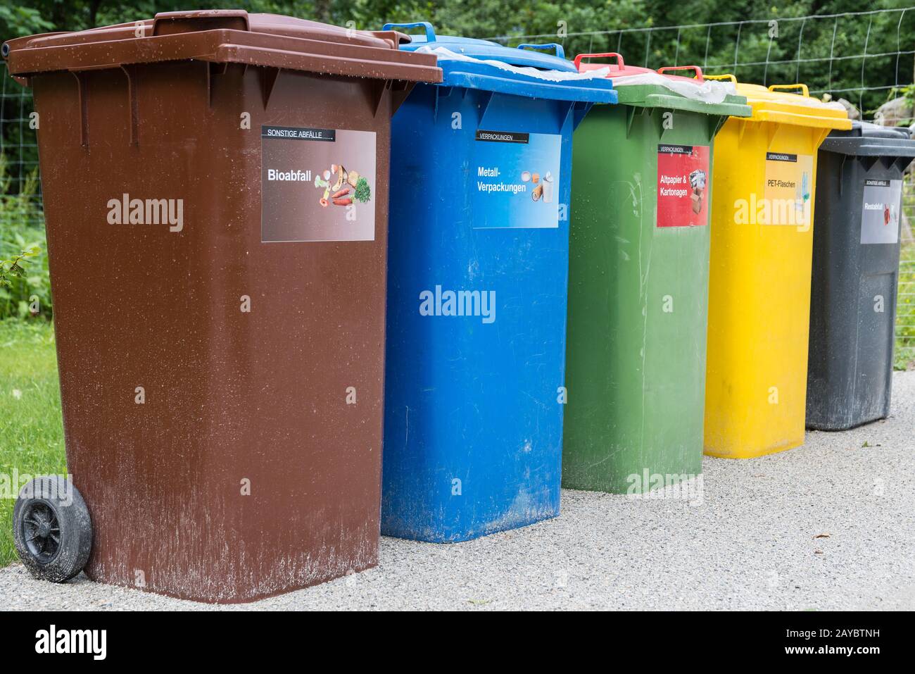 Abfalltrennung mit verschiedenfarbigen Abfallbehältern - Recycling Stockfoto