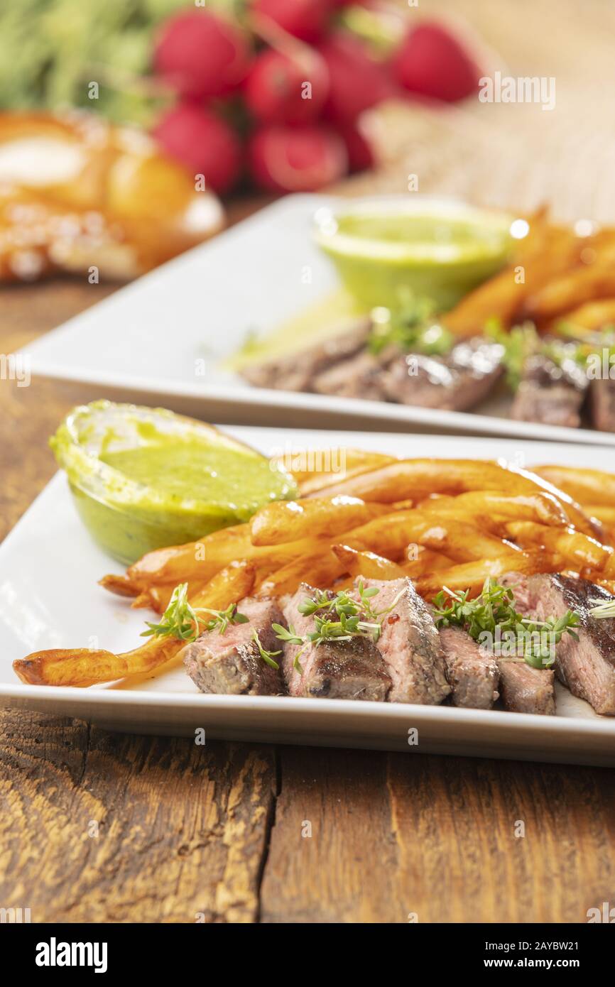Steakscheiben mit pommes frites Stockfoto