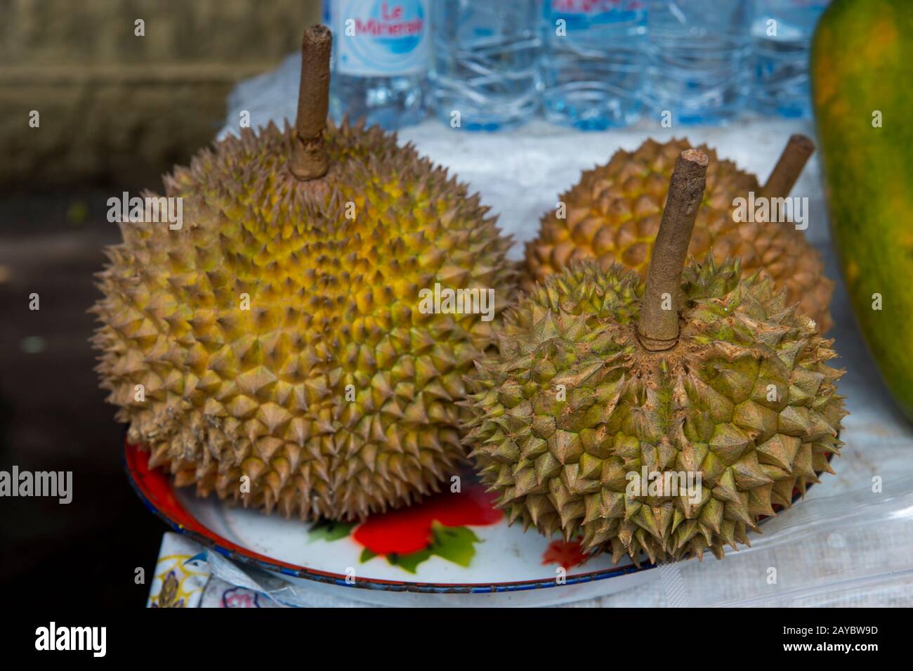 Durische Früchte zum Verkauf im Wasserpalast von Tirltagangga, East Bali, Indonesien. Stockfoto