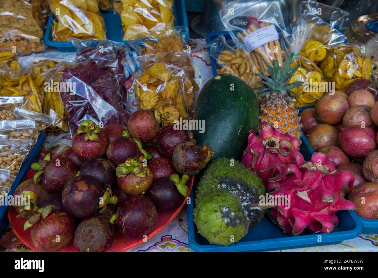 Tropische Früchte zum Verkauf im Wasserpalast von Titagangga, East Bali, Indonesien. Stockfoto