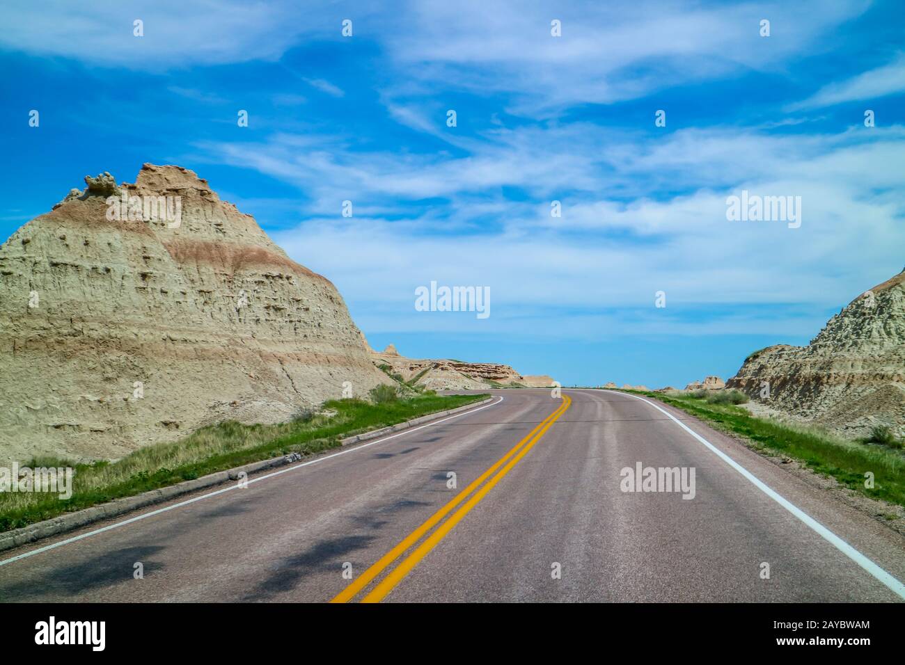 Ein langer Weg hinunter die Straße der Badlands National Park, South Dakota Stockfoto