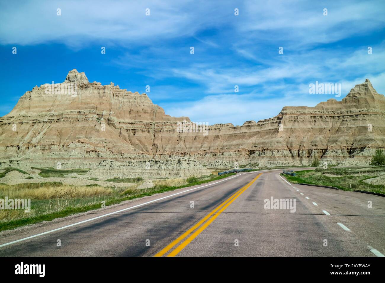 Ein langer Weg hinunter die Straße der Badlands National Park, South Dakota Stockfoto