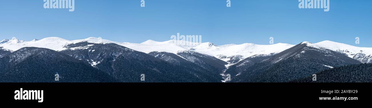 Breiter schneebedeckter Berghintergrund Stockfoto