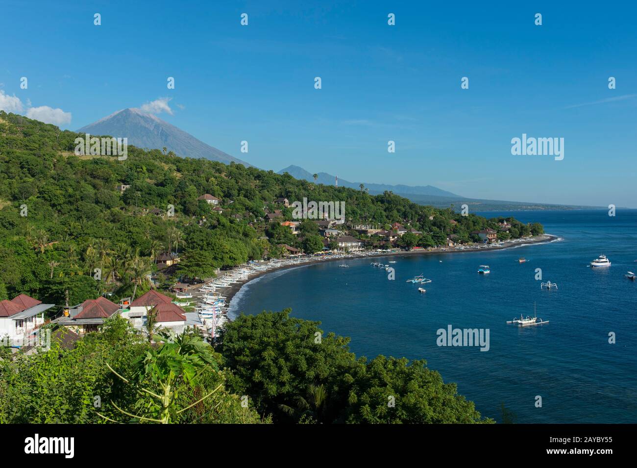 Blick auf eine Bucht in Amed mit traditionellen balinesischen Fischerbooten (Junkung) und Mount Agung (ein aktiver Vulkan), East Bali, Indonesien. Stockfoto