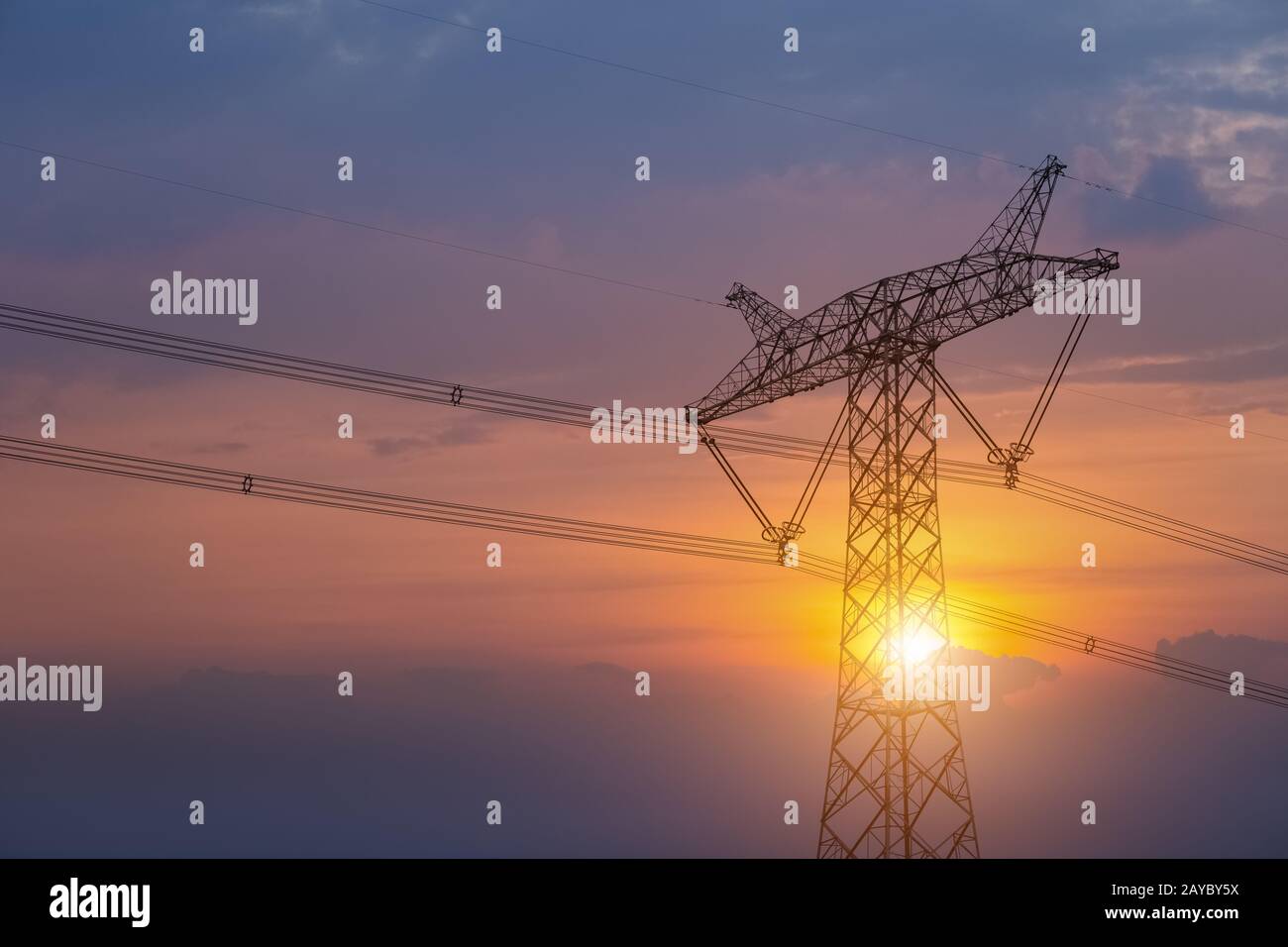 Power Transmission Pylon bei Sonnenuntergang Stockfoto