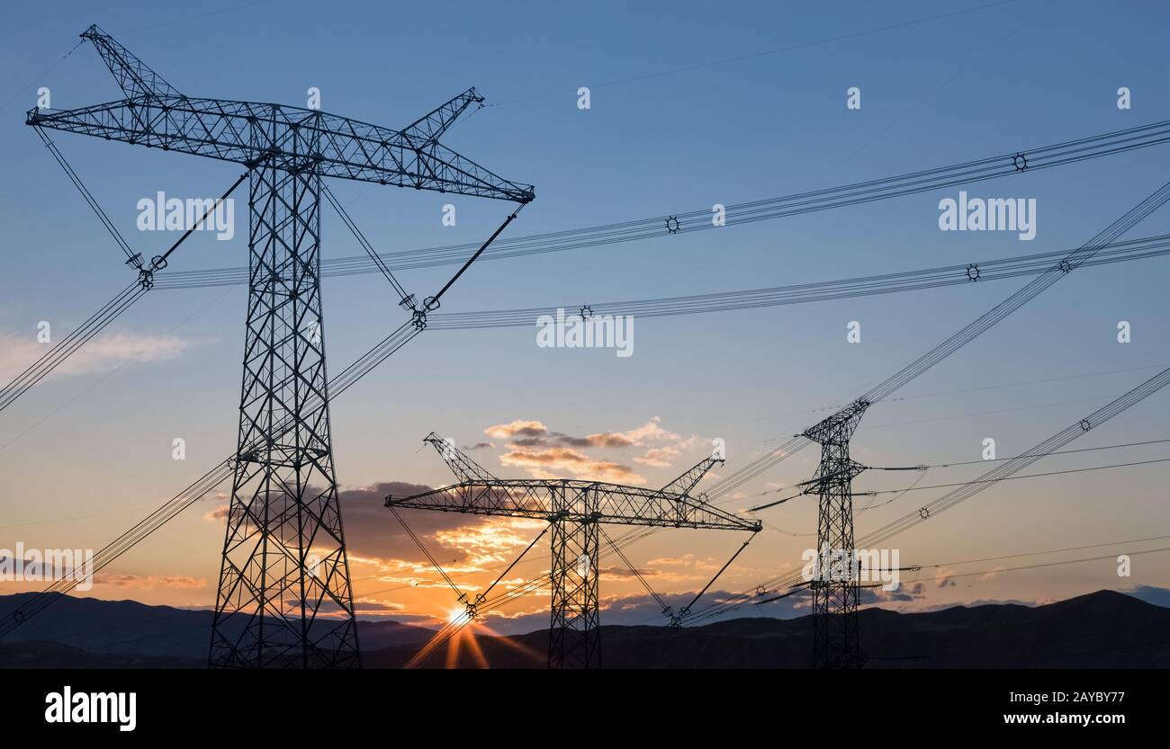Power Transmission Pylon bei Sonnenaufgang Stockfoto