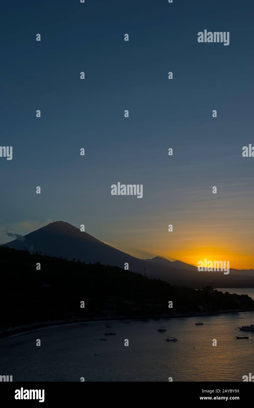 Blick auf den Berg Agung (ein aktiver Vulkan) vom Amed Sunset Point bei Sonnenuntergang in East Bali, Indonesien. Stockfoto