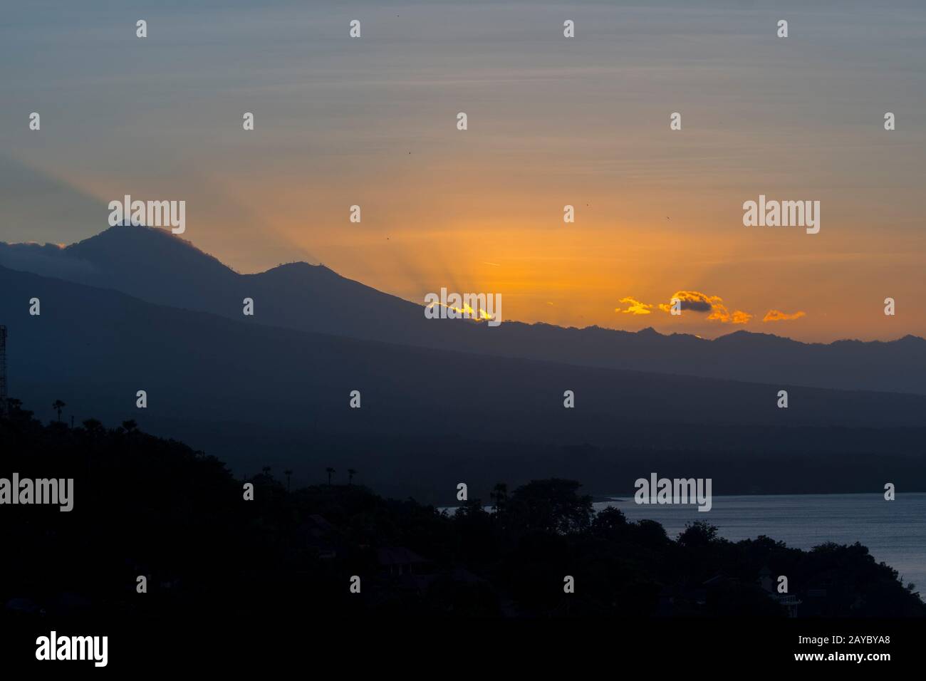 Blick auf den Berg Agung (ein aktiver Vulkan) vom Amed Sunset Point bei Sonnenuntergang in East Bali, Indonesien. Stockfoto