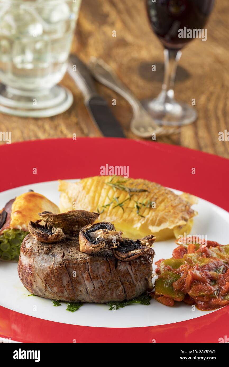 Gegrilltes Steak auf dem Teller mit Wein Stockfoto