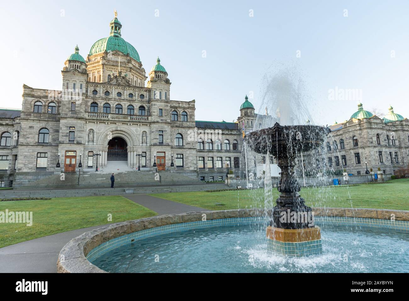 Victoria British Columbia Kanada 25. Januar 2013: Vor der British Columbia Legislative mit Springbrunnen in der Stadt Victoria BC am sonnigen Tag Stockfoto