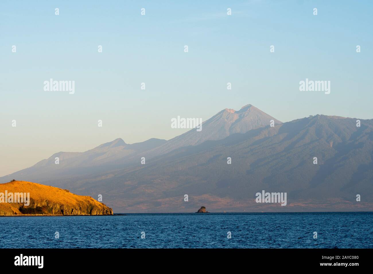 Blick auf Gili Kenawa (Vordergrund) und Lombok Island, Indonesien mit dem aktiven Vulkan Mount Rinjani oder Gunung Rinjani. Stockfoto