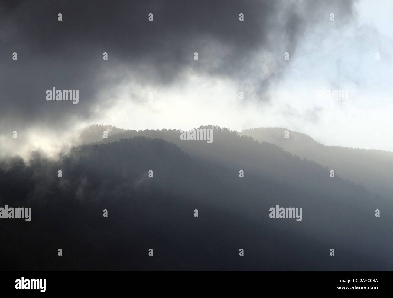 Berge mit dramatischen Sturmwolken mit Schatten auf teneras Stockfoto