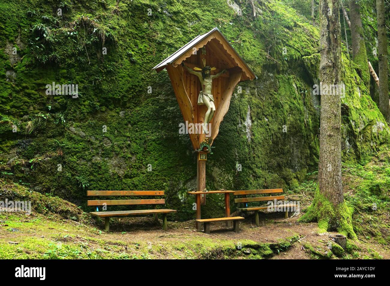 Wegkreuz, im Wald bei Mayrhofen in den Zillertaler alpen, österreich, europa Stockfoto