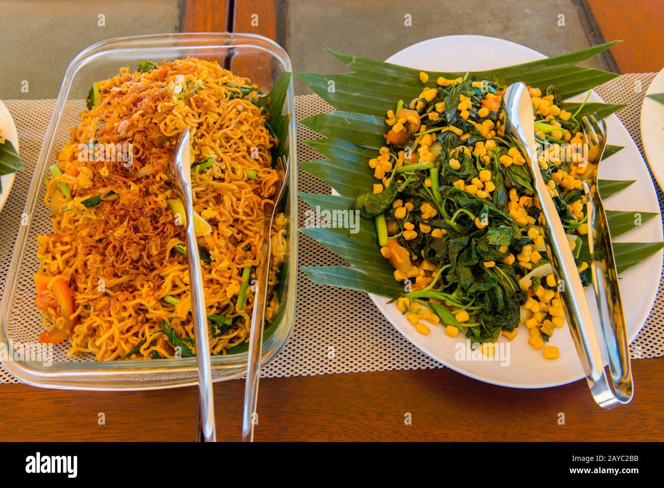 Indonesische Küche wird auf dem MSV Katharina serviert, einem 38 Meter langen Holzpinisi-Schiff (ein traditionelles indonesisches Segelschiff), Indonesien. Stockfoto