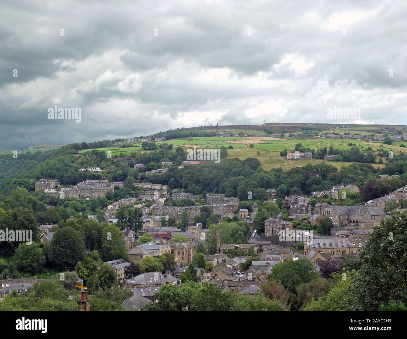 Ein Luftblick auf die Stadt hebden Bridge im Westen yorkshire, umgeben von pennine Hills und Feldern Stockfoto