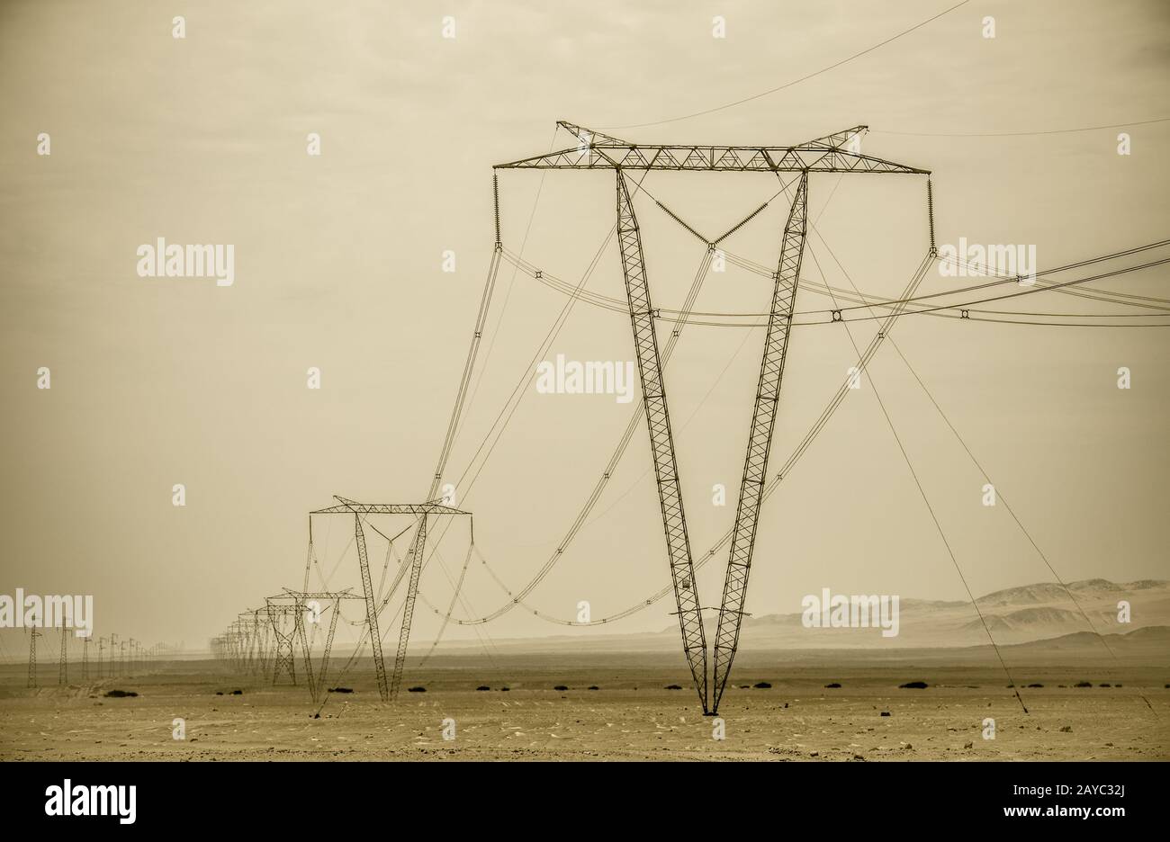 Hochspannungsleitungen und Strommasten Stockfoto