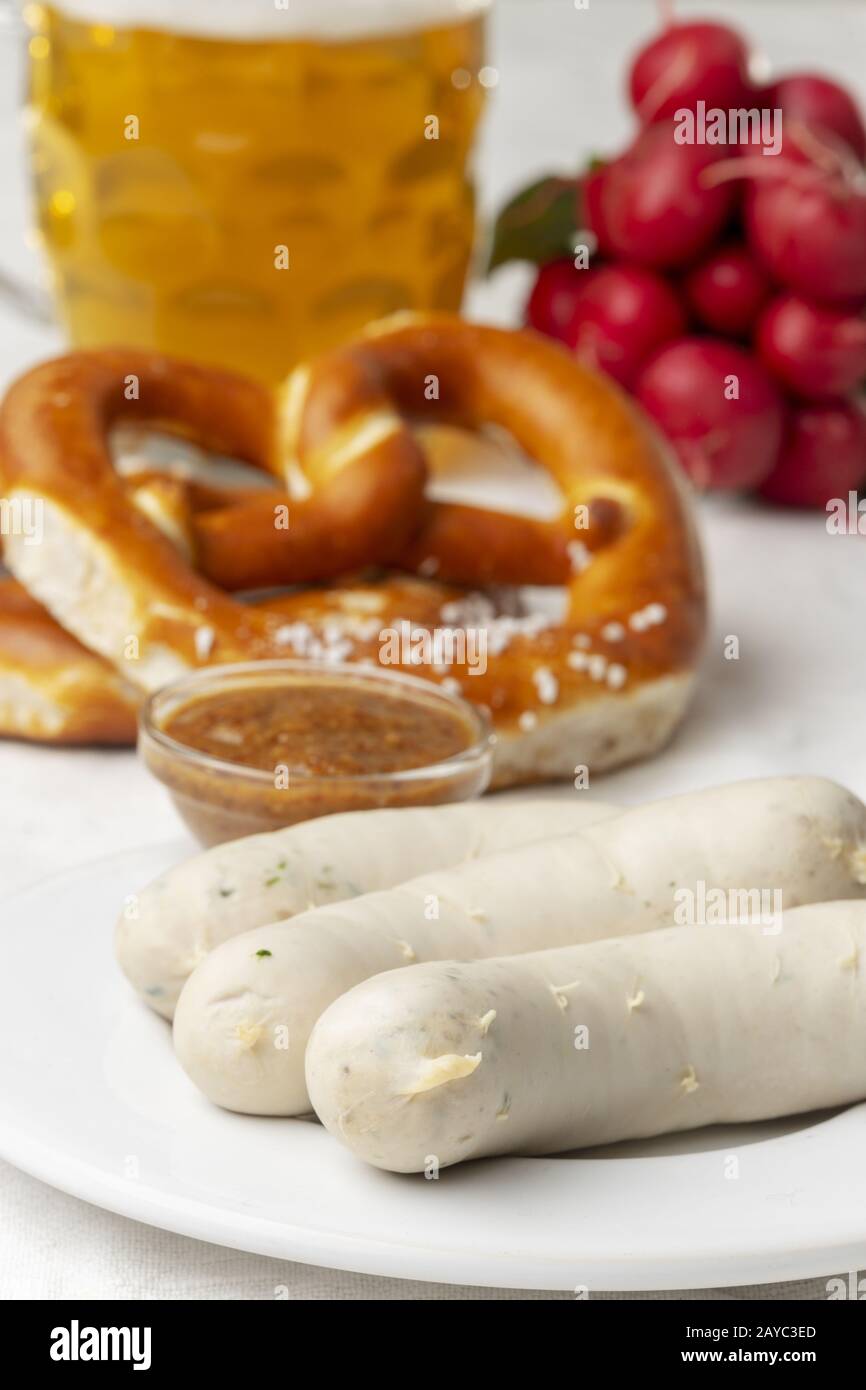 Bayerische Kalbswurst mit Brezel Stockfoto