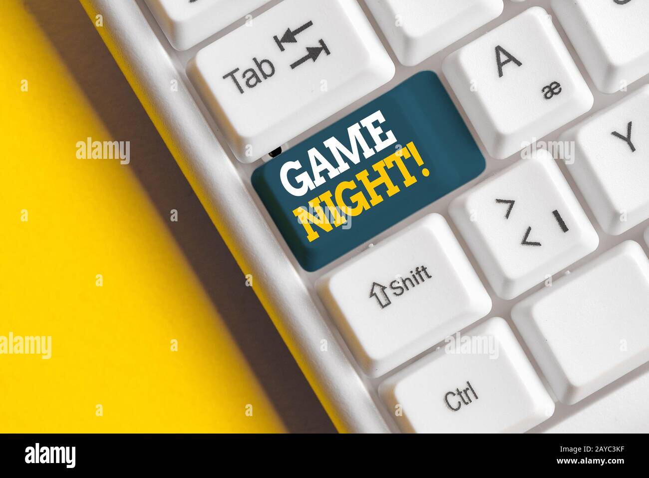 Konzeptionelles Handschreiben mit Game Night. Geschäftsfoto, das normalerweise seine aufgerufenen Spieldaten für Erwachsene wie Poker mit fri zeigt Stockfoto