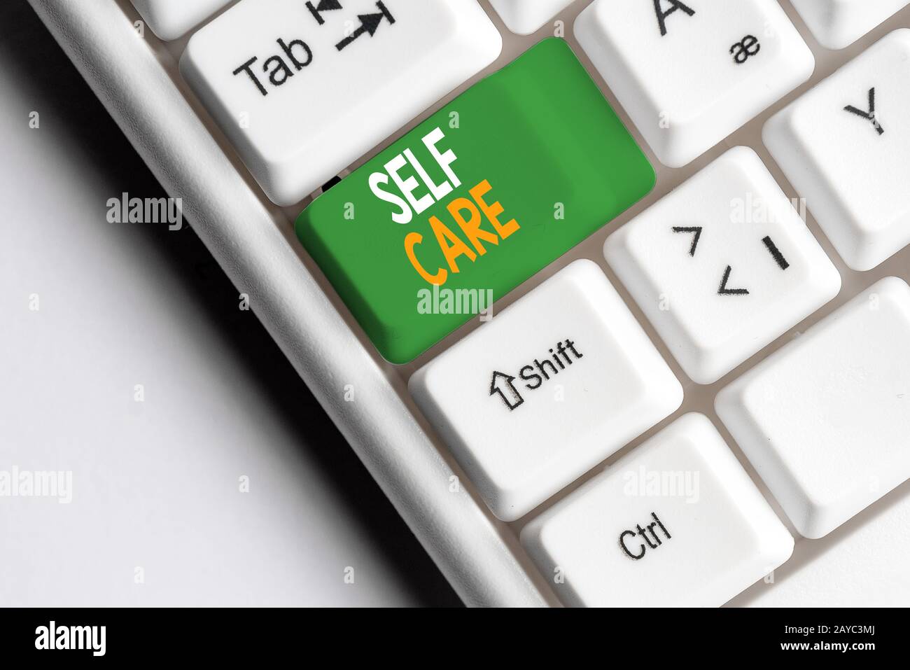 Handschriftertext Self Care. Konzept bedeutet, dass die Praxis, Maßnahmen zu ergreifen, um ein s zu verbessern, die eigene Gesundheit weiße pc-Tastatur mit ist Stockfoto