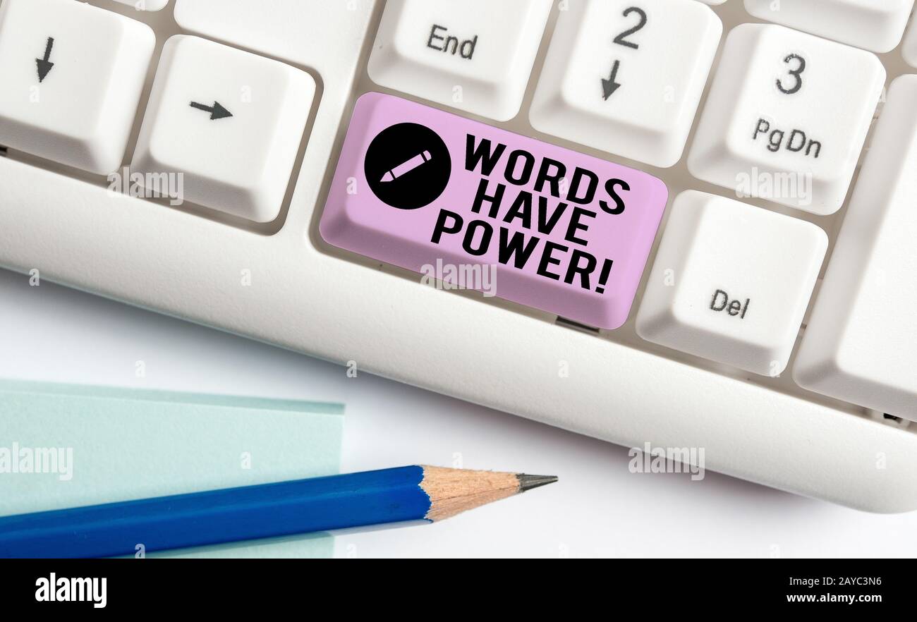 Wörter mit Handschriftertext haben Power. Konzept bedeutet, dass sie in der Lage sind, Verletzungen zu heilen oder jemandem zu schaden, mit dem eine weiße pc-Tastatur verwendet wird Stockfoto